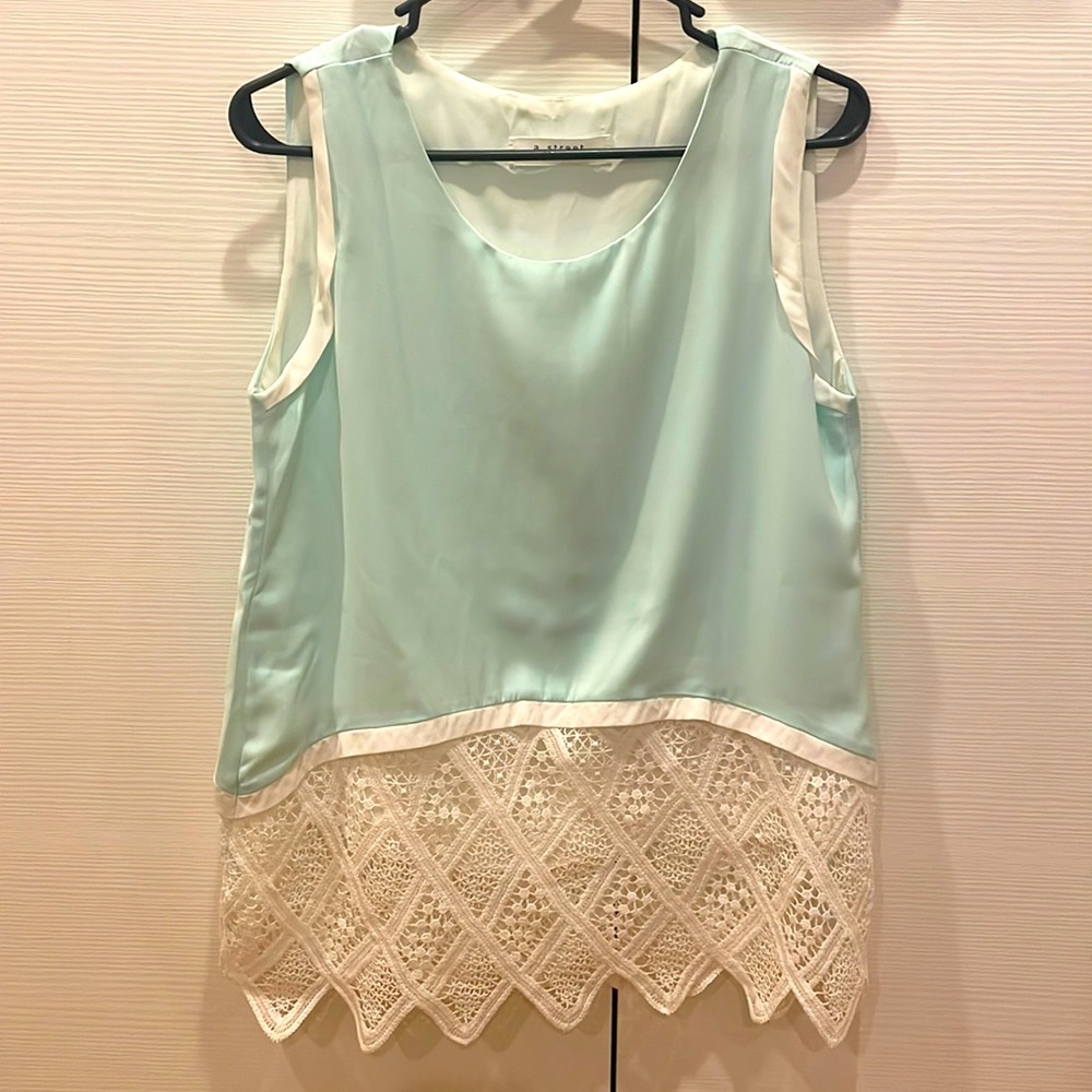 Sleeveless blouse with lace bottom